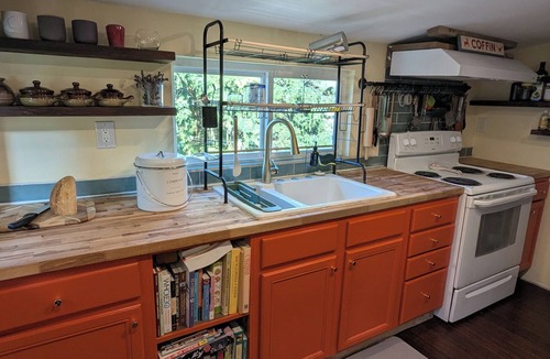 Clatskanie House | Cozy 2-bedroom house with WiFi, AC, in lovely Clatskanie