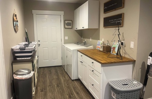 Mount St. Helens House | Cozy 2-bedroom LAKE HOUSE in charming Cougar with cool AC