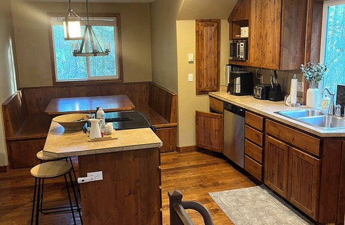 Mount St. Helens House | Cozy 2-bedroom LAKE HOUSE in charming Cougar with cool AC