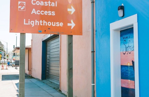 Crescent City Condo | Cozy 2 Bedroom with Full Kitchen One Block from the Ocean!