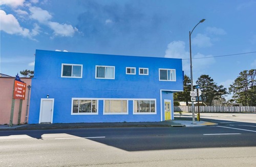 Crescent City Condo | Cozy 2 Bedroom with Full Kitchen One Block from the Ocean!