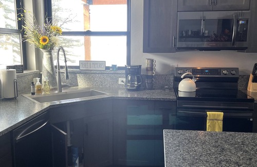 Donnelly Cabin | Cozy 3-bedroom cabin in tranquil Donnelly with WiFi, AC