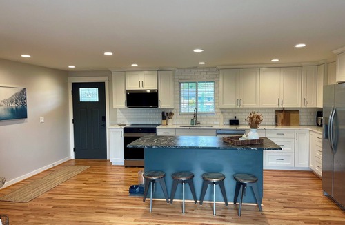 Woodland House | Cozy, 3BR retreat near Freeway, Fishing & Golfing