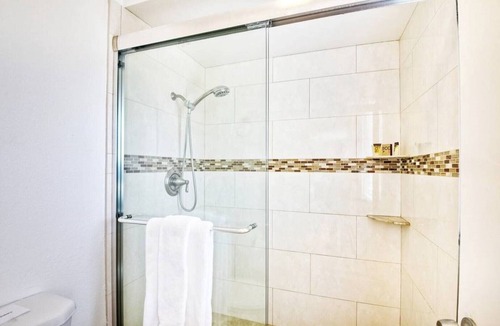 Mira Mesa House | Cozy 5-bedroom with huge private backyard! Perf 4 reunions & recently renovated!