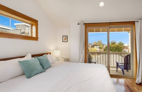 Alki House | Cozy Alki Beach Townhome