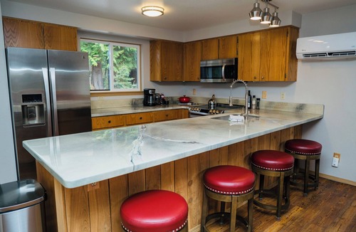Hoodsport Cabin | Cozy and Dog friendly retreat by Relaxing Creek & Hot tub by Lake Cushman