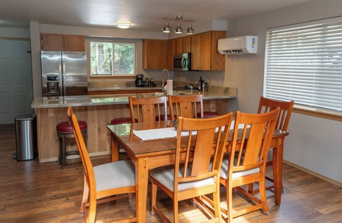 Hoodsport Cabin | Cozy and Dog friendly retreat by Relaxing Creek & Hot tub by Lake Cushman