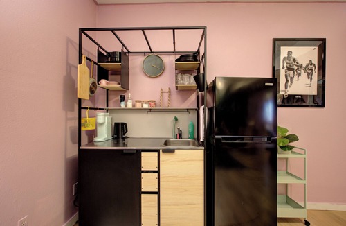 La Grande Apartment | Cozy art filled apartment with private entrance