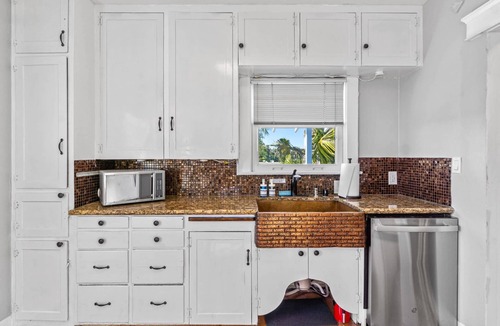 Bankers Hill Apartment | Cozy Bankers Hill Hideaway - AC, Bay View, and Parking