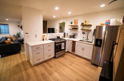 Woodlands House | COZY BEAR CABIN-BRAND NEW STYLISH GETAWAY!