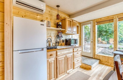 Stevenson Apartment | Cozy Blueberry Cottage Studio king bed, kitchenette,