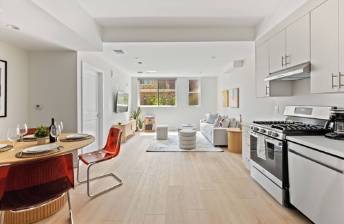 Downtown Apartment | Cozy, Bright and Airy 1 BR Gem in Glendale