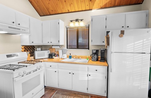Woodlands Cabin | Cozy Cabin - Quiet Area, Fireplace, Smart TV, Fenced Yard