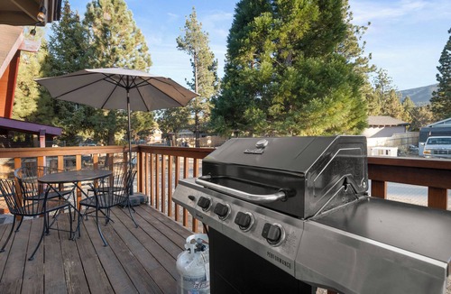 Woodlands Cabin | Cozy Cabin - Quiet Area, Fireplace, Smart TV, Fenced Yard