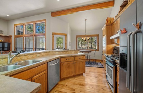 Deer Park House | Cozy Cabin w/hot tub- 5 mins to SHARC(included)