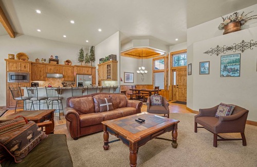 Deer Park House | Cozy Cabin w/hot tub- 5 mins to SHARC(included)