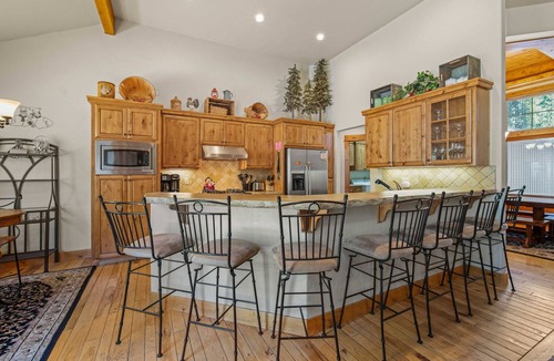 Deer Park House | Cozy Cabin w/hot tub- 5 mins to SHARC(included)