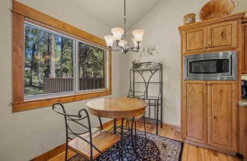 Deer Park House | Cozy Cabin w/hot tub- 5 mins to SHARC(included)