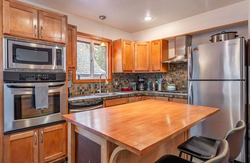 Brockway Cabin | Cozy Cabin with Private Hot-Tub and Walk to Lake Tahoe Beach