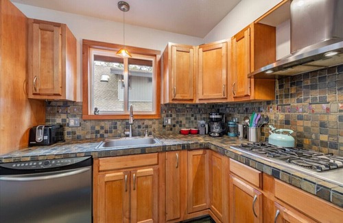 Brockway Cabin | Cozy Cabin with Private Hot-Tub and Walk to Lake Tahoe Beach