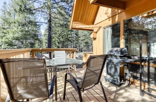 Overlook Park House | Cozy cabin with three decks EV charger & SHARC Passes - dog-friendly