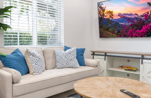 Monrovia House | Cozy Charming Blue Cottage Retreat for Your Stay!