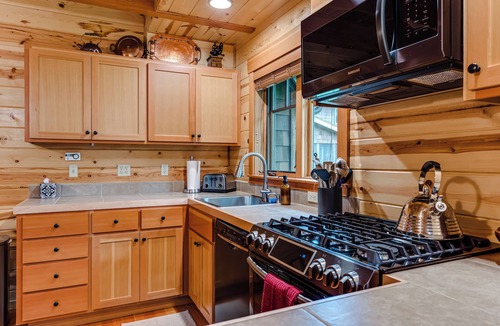 McKenzie Bridge Cabin | Cozy, charming two bedroom McKenzie Bridge River front cabin for 2 Guests,