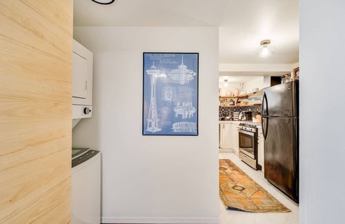 University District Cottage | Cozy Chic 2BD/2BA U District Basement w/AC Walkable to UW, Light Rail Grocery