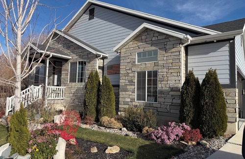 West Valley City House | Cozy & Comfy Mountain-View Home Airport 15 min