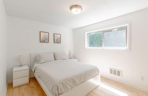 East Queen Anne Apartment | Cozy Condo with Parking near Space Needle