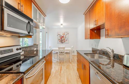East Queen Anne Apartment | Cozy Condo with Parking near Space Needle