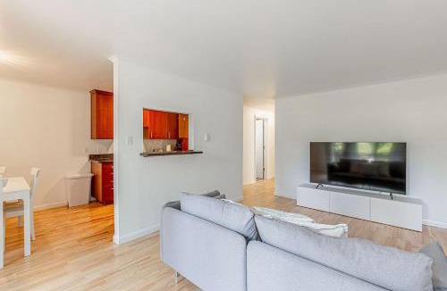 East Queen Anne Apartment | Cozy Condo with Parking near Space Needle