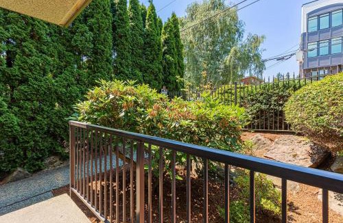 East Queen Anne Apartment | Cozy Condo with Parking near Space Needle