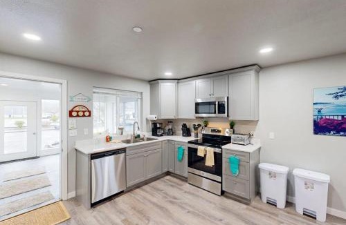Florence House | Cozy condo with sun room washer & dryer close to the river