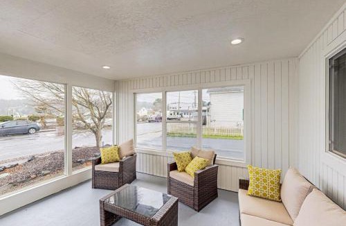 Florence House | Cozy condo with sun room washer & dryer close to the river