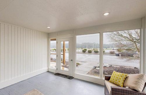 Florence House | Cozy condo with sun room washer & dryer close to the river