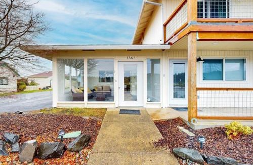 Florence House | Cozy condo with sun room washer & dryer close to the river