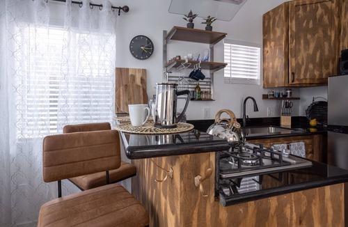 Watts Cottage | Cozy cottage 10 min from LAX and downtown