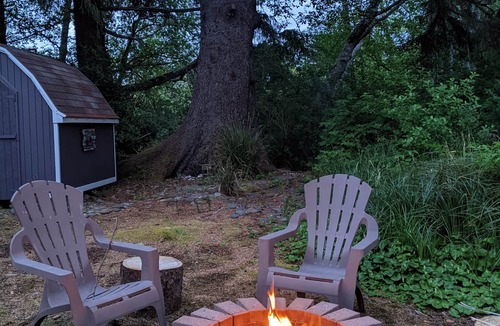 Lincoln City Cottage | Cozy Cottage Fire Pit Walk to Bay