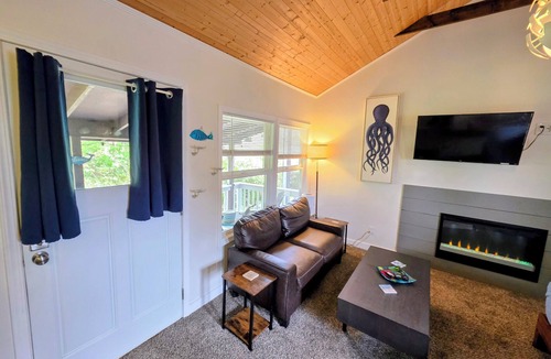 Lincoln City Cottage | Cozy Cottage Fire Pit Walk to Bay