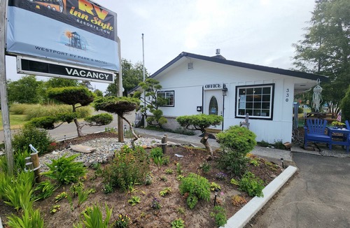 Westport Hotel | Cozy Cuddy Room with WiFi in Westport