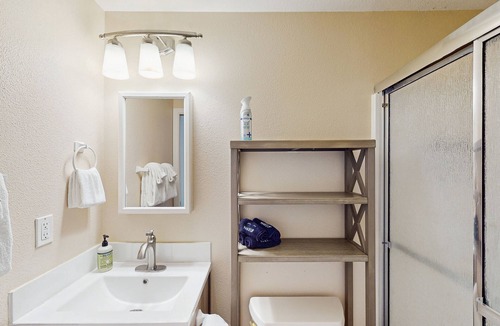 Coburg Apartment | Cozy dog-friendly studio, fast WIFI, A/C and in-unit washer & dryer