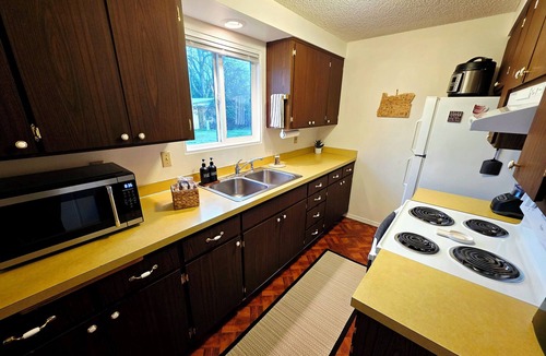 Springfield House | Cozy Elevated Luxury - King Bed, Coffee Bar, Sleeps 5, Perfect for Families