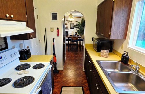 Springfield House | Cozy Elevated Luxury - King Bed, Coffee Bar, Sleeps 5, Perfect for Families
