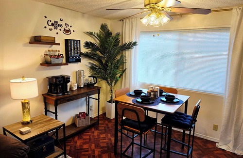 Springfield House | Cozy Elevated Luxury - King Bed, Coffee Bar, Sleeps 5, Perfect for Families