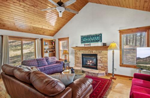 Kachina Village House | Cozy Family Cabin Deck & Fire Table Sleeps 10