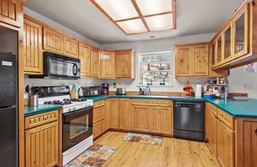 Kachina Village House | Cozy Family Cabin Deck & Fire Table Sleeps 10