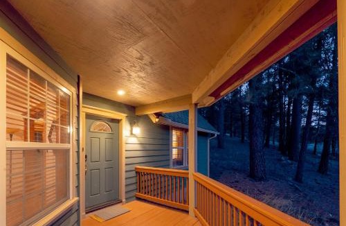 Kachina Village House | Cozy Family Cabin Deck & Fire Table Sleeps 10