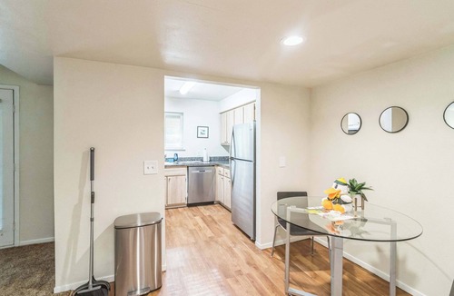 Harlow Apartment | Cozy Flat Near Autzen + 2 Miles to Downtown!