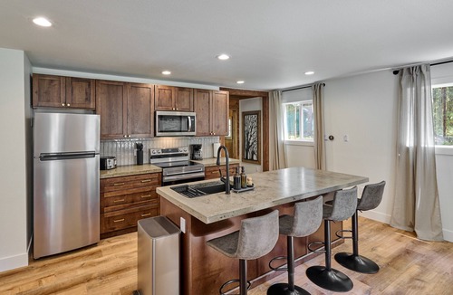 Rhododendron Cabin | Cozy Forest Cabin, Hot Tub, King beds, AC, Fast Wi-fi, Waterfront, Pet Friendly